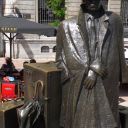 Statue d'un voyageur revenu riche